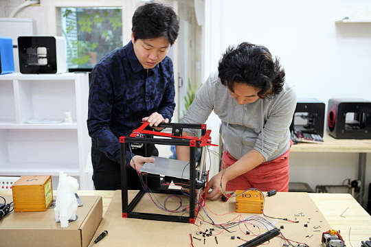 기자가 8일 서울 홍대입구앞에 위치한 3D프린팅센터에서 홍순걸 3D프린팅 기술이사(오른쪽)의 도움을 받아 3D프린터 키트 '메이커박스'를 제작하고 있다.  3D프린팅 제공